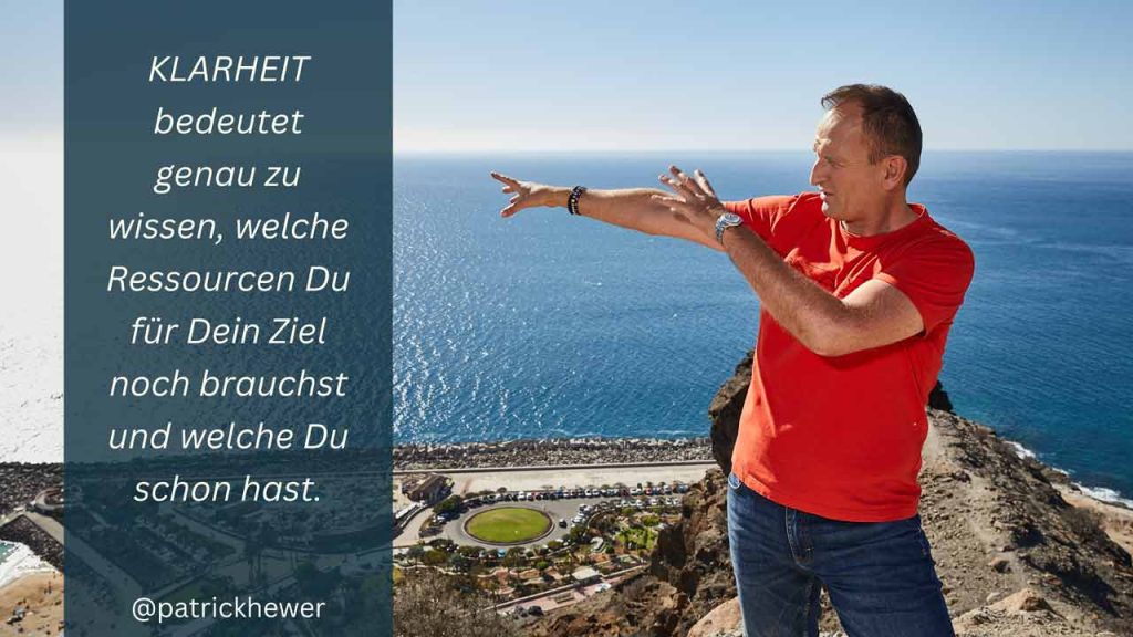 Patrick Hewer vor dem Meer – Symbol für Klarheit über die notwendigen Schritte zum Ziel