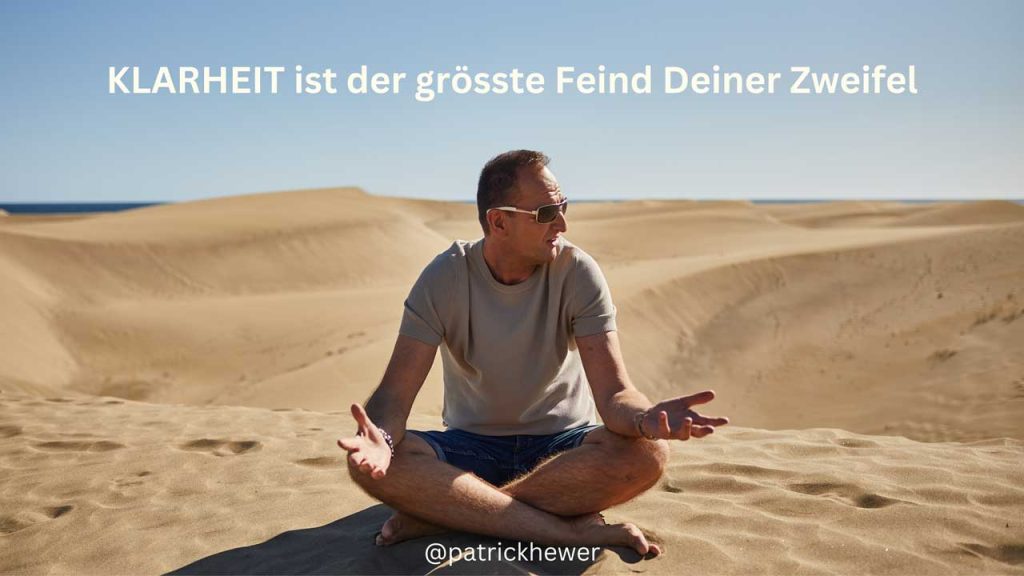 Patrick Hewer sitzt auf einer Düne