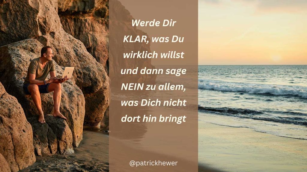 Patrick Hewer sitzt beim Meer