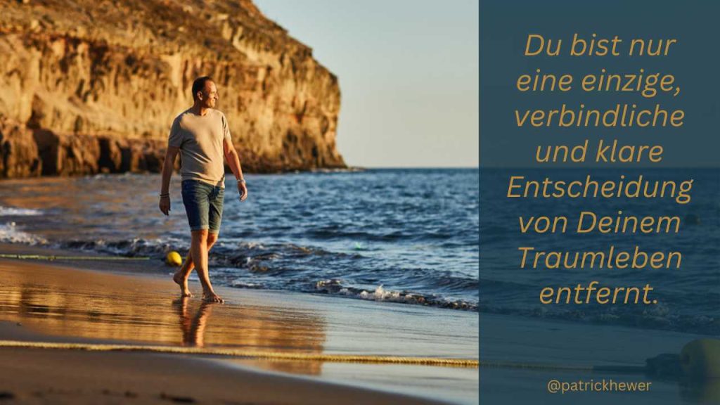 Inspirator Patrick Hewer beim spazieren am Strand