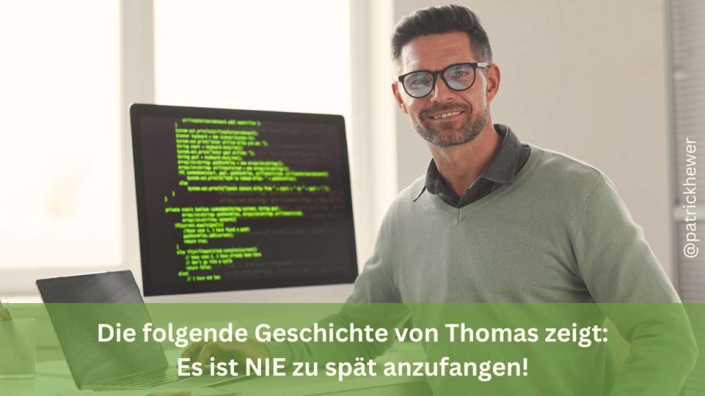 Thomas mit einem Computer im Hintergrund